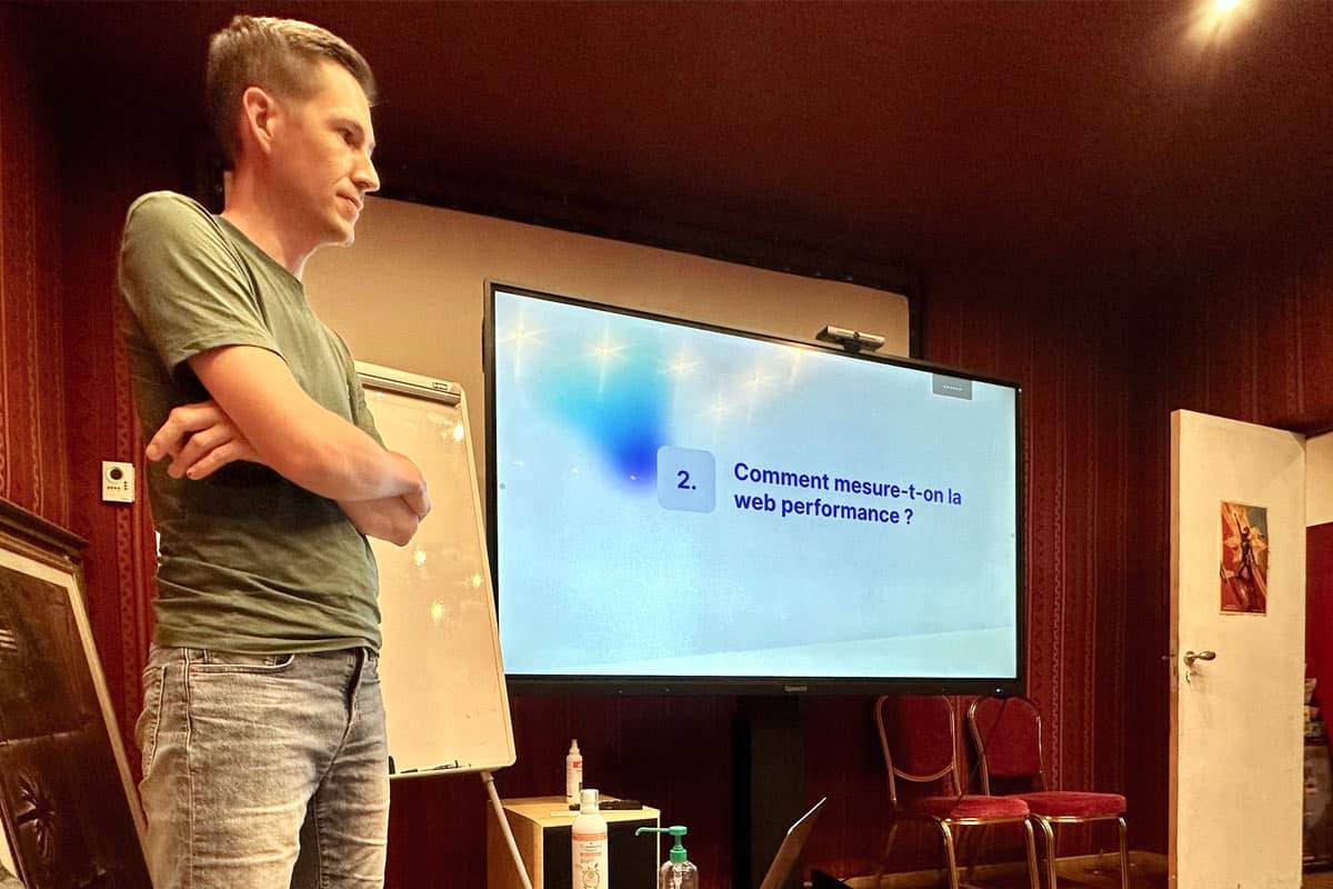 L'entrée dans le chapitre de la mesure de la performance. L'occasion de détailler la différence entre outils de mesure synthétiques (Lighthouse...) vs. terrain (Chrome User Experience Report...)